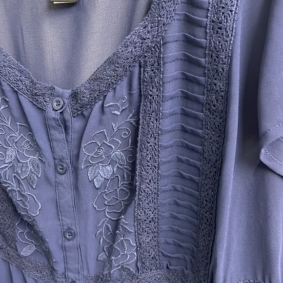 Torrid 1x  Floral Chiffon Button Top
Womens Navy Blue
Sheer Embroidered - Picture 5 of 6